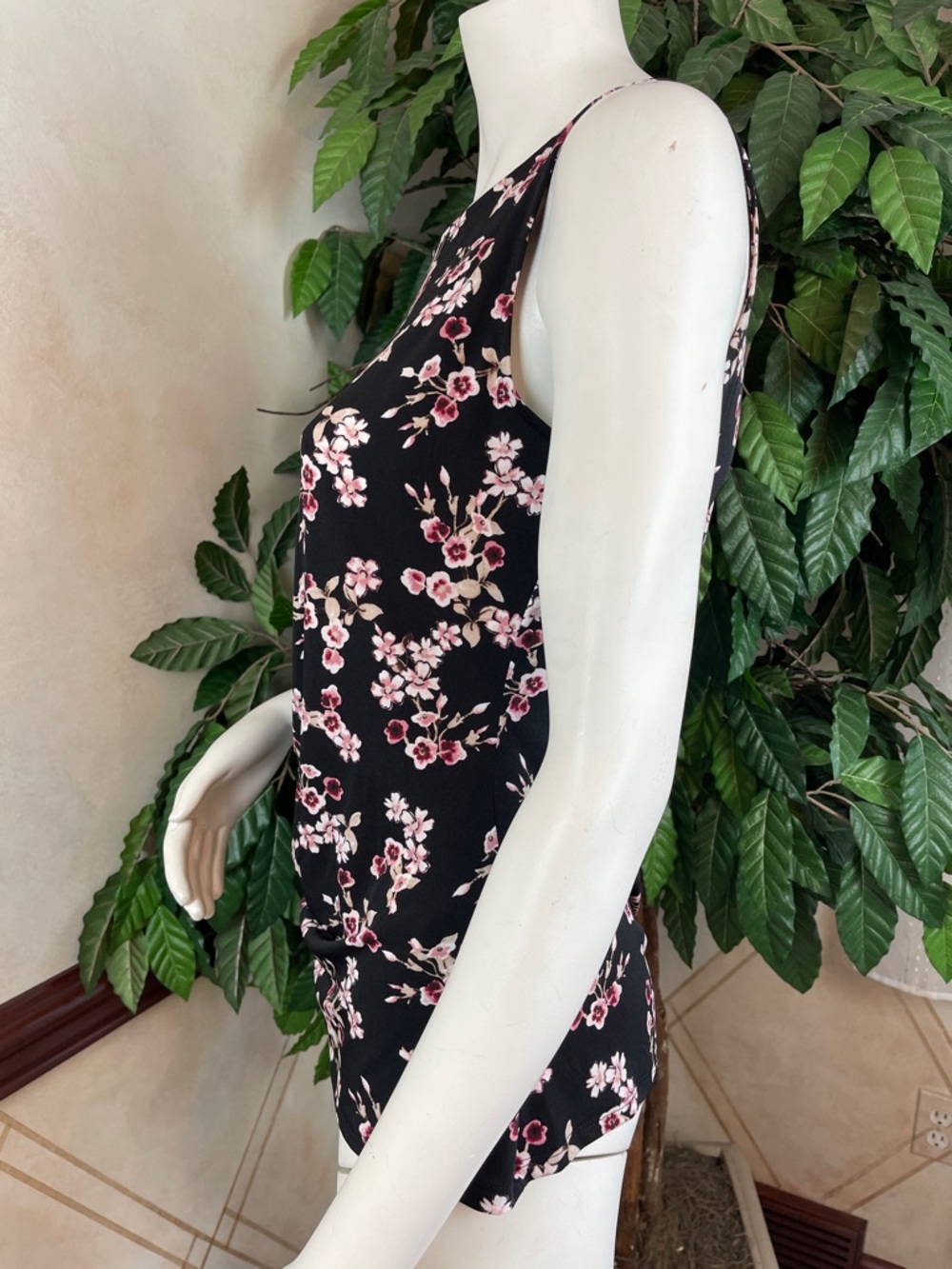 WHBM FLORAL SIDE RUCHED SLEEVELESS TOP - Picture 7 of 12